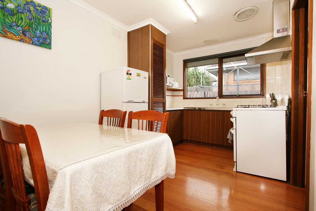 Rent Melbourne Villa Room photo