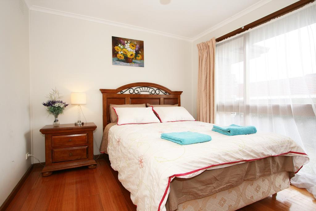 Rent Melbourne Villa Room photo