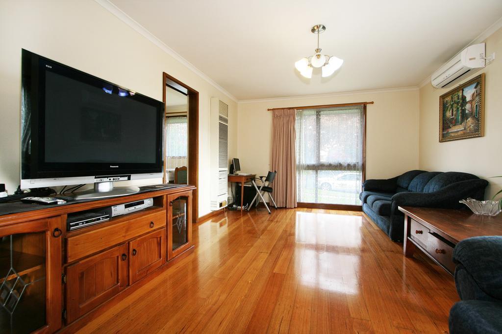 Rent Melbourne Villa Room photo